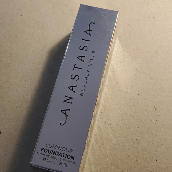 450 C Luminous Foundation - Picture 2 of 4